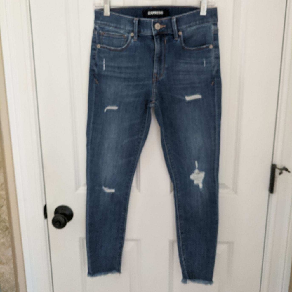 NWOT!! Express Mid Rise Ripped Raw Hem Cropped Jea
